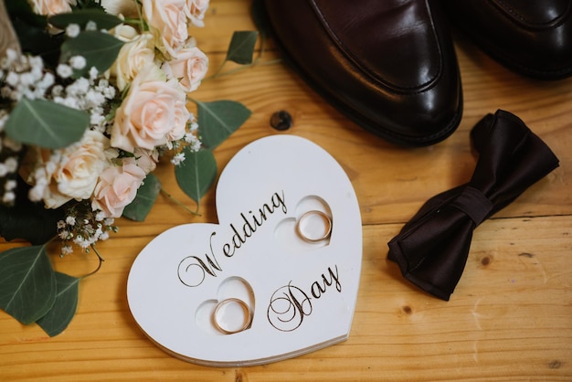 Photo accessoires de mariés pour la préparation le jour du mariage, chaussures, bagues et bouquet