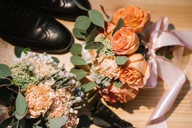 Accessoires de mariés pour la préparation le jour du mariage, chaussures, bagues et bouquet