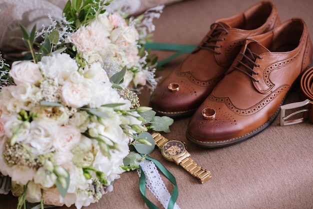 Accessoires de mariés pour la préparation le jour du mariage, chaussures, bagues et bouquet