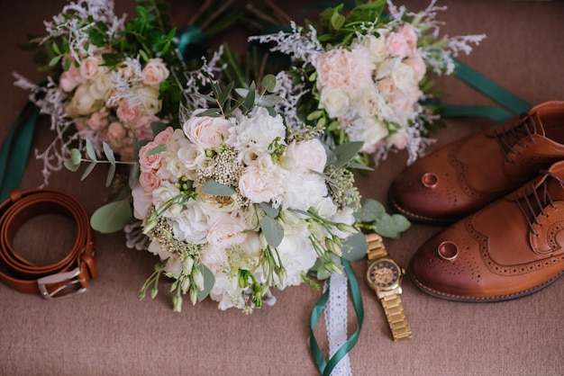 Accessoires de mariés pour la préparation le jour du mariage, chaussures, bagues et bouquet