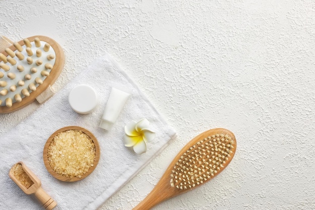 Accessoires de massage et de bain cosmétiques sur fond blanc