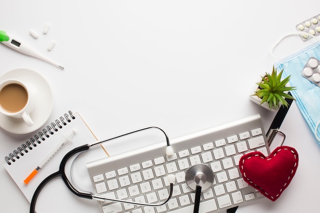 Accessoires médicaux sur fond blanc avec espace de copie autour des produits