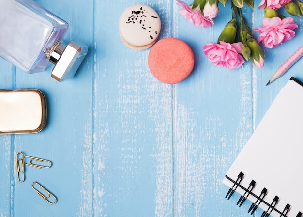 Accessoires mignons sur table bleue, vue de dessus