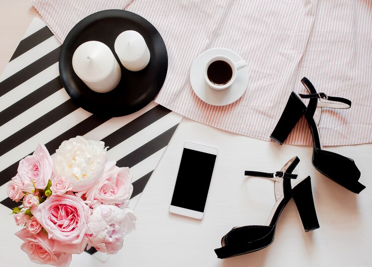 Photo accessoires de mode femme, maquette de smartphone, bouquet de roses et de pions, chaussures