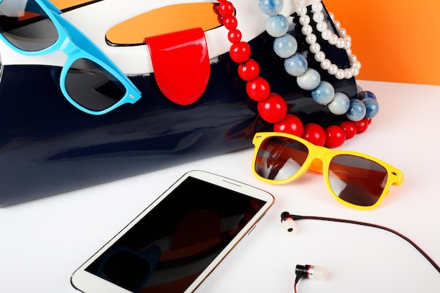 Accessoires de mode pour femmes Votre style lunettes de soleil sac à main téléphone et écouteurs