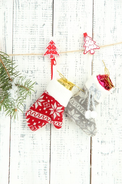 Accessoires de Noël accrochés au mur en bois blanc