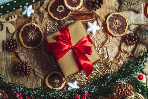 Accessoires de Noël et cadeau de nouvel an sur fond de bois