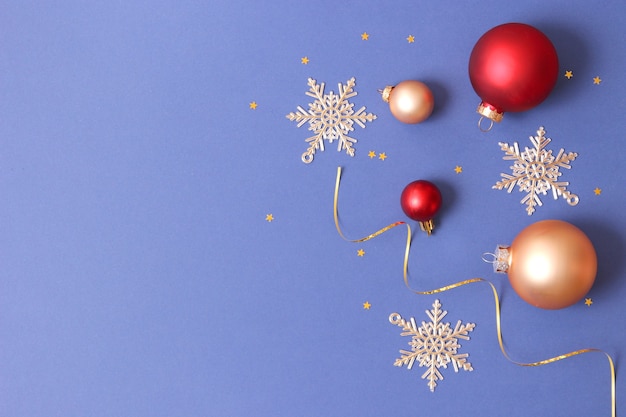 Accessoires de Noël ou du nouvel an sur les cadeaux de vacances vue de dessus