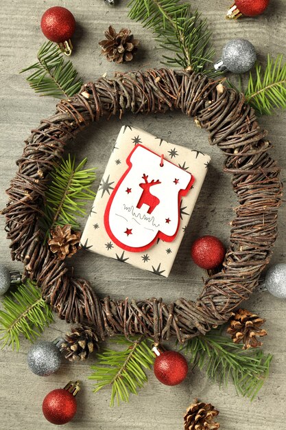 Accessoires de Noël sur fond en bois, vue de dessus.