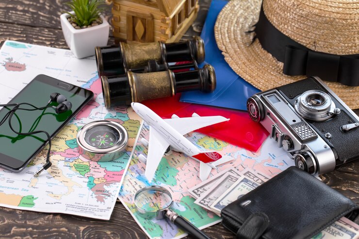 Photo accessoires et objets pour voyager sur la table en composition