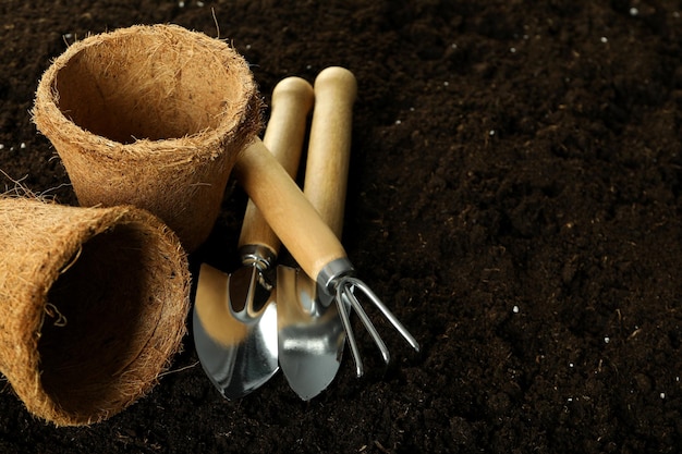 Accessoires et outils pour le jardinage sur fond de sol