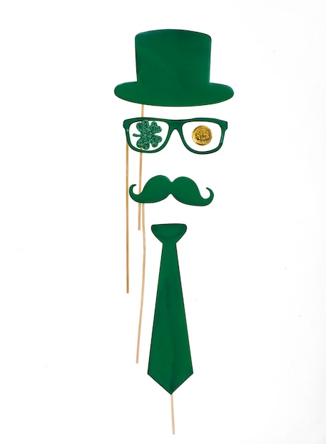 accessoires en papier pour la Saint-Patrick isolé sur fond blanc