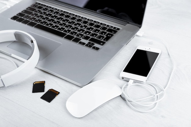 Photo accessoires périphériques pour ordinateurs et ordinateurs portables sur fond blanc en bois