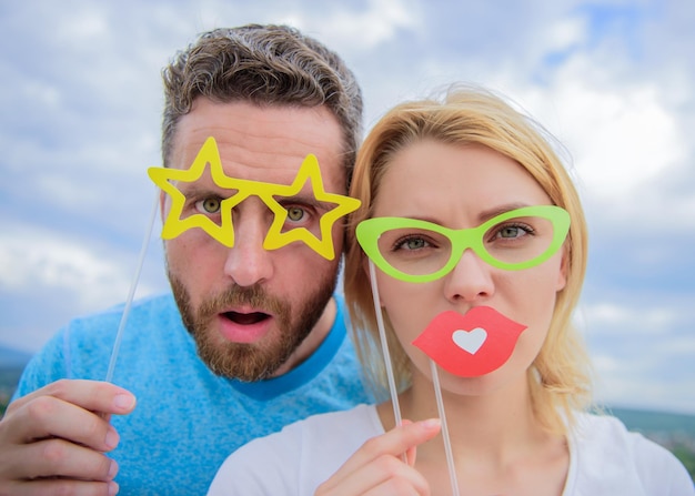 Accessoires de photomaton masculins et féminins sur fond de ciel