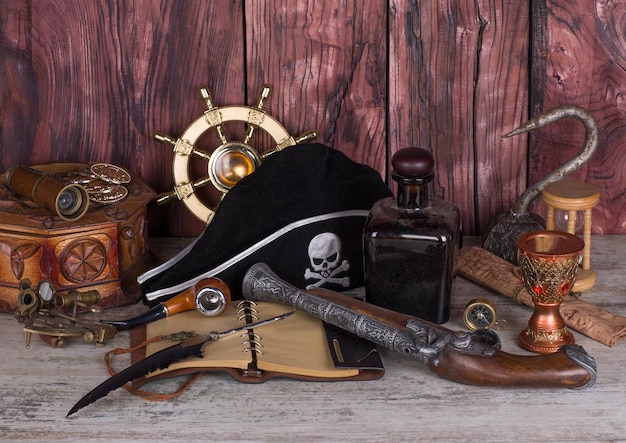 des accessoires de pirate sur une table en bois