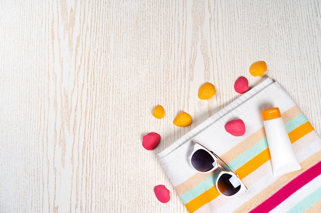 Accessoires de plage avec des coquillages sur fond de bois