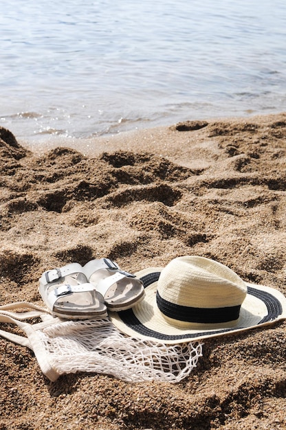 Accessoires de plage écoresponsable maille sac à provisions chapeau de paille sandales