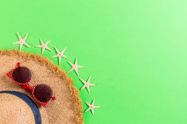 Accessoires de plage d'été sur fond vert