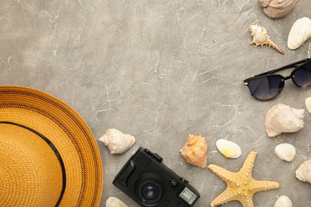 Accessoires de plage sur fond de béton gris