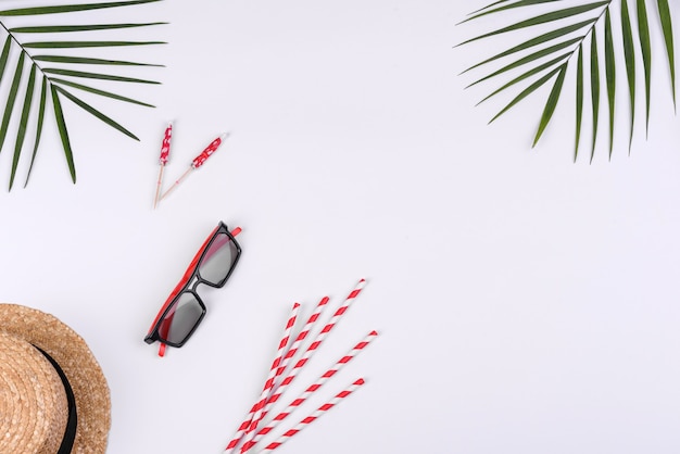 Accessoires de plage sur fond blanc. Fond d'été