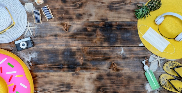 Accessoires de plage sur le fond en bois. Vente d'été de milieu d'année. Achats en ligne pour un concept de promotion spéciale et livraison gratuite à domicile.