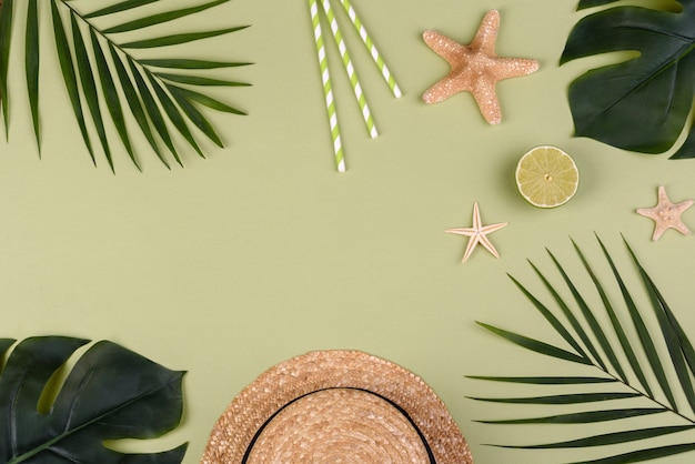 Accessoires de plage sur fond coloré. Fond d'été