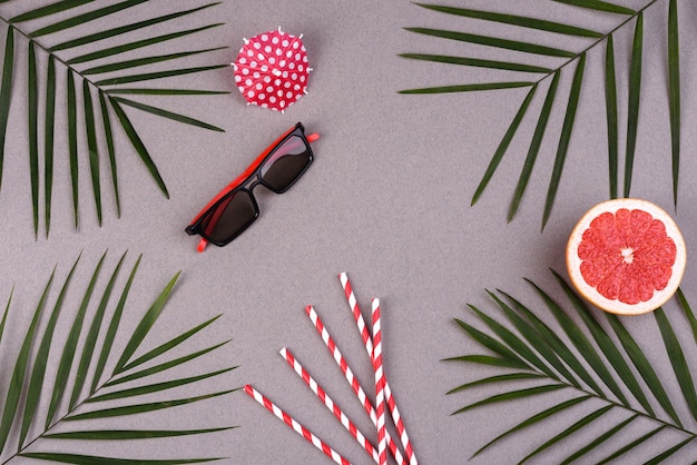 Accessoires de plage sur fond coloré. Fond d'été