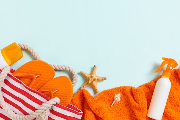 Accessoires de plage sur fond coloré