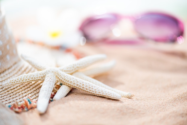 Accessoires de plage sur fond de plage de sable fin pour les vacances d&#39;été