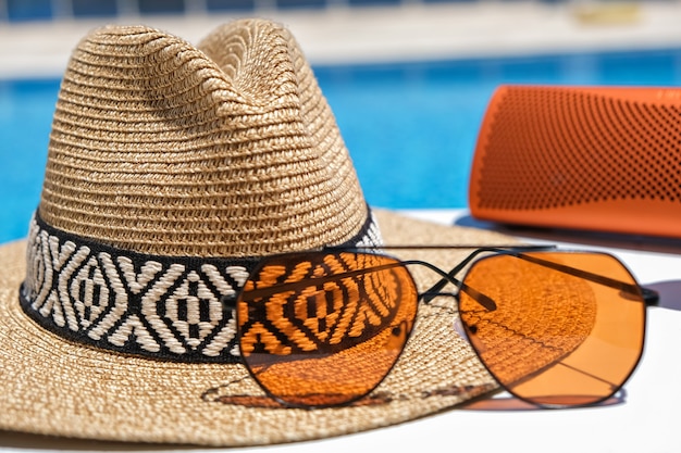 Accessoires de plage orange piscine et lunettes de soleil