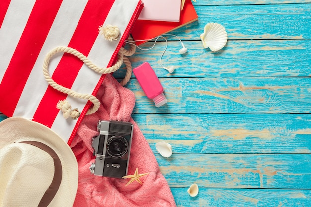 Photo accessoires de plage sur la planche de bois bleue