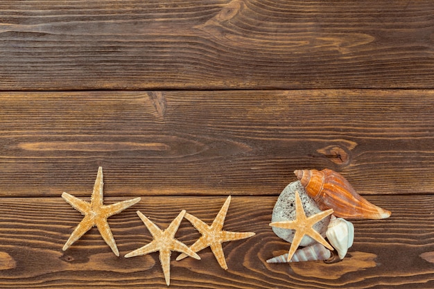 Accessoires de plage sur planche de bois