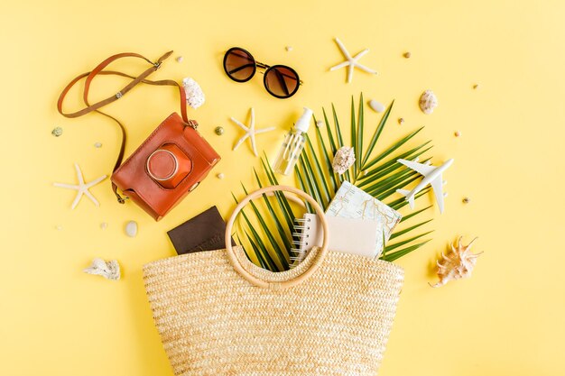 Accessoires de plage pour femme sac en rotin appareil photo rétro feuilles de palmier tropical modèle avion avion sur jaune