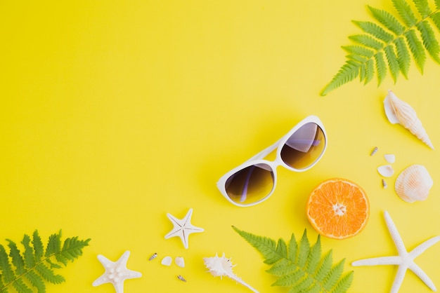 Accessoires de plage pour les vacances d&#39;été et le concept de vacances. fond