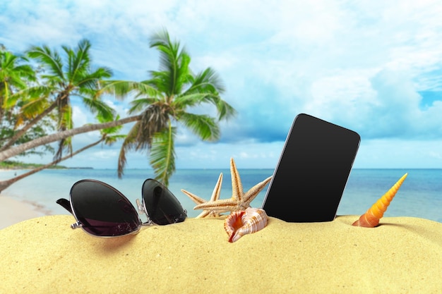 Accessoires de plage sur le sable d'été