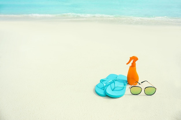 Accessoires de plage sur le sable en mer concept de vacances d'été