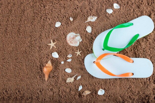 Accessoires de plage sur le sable