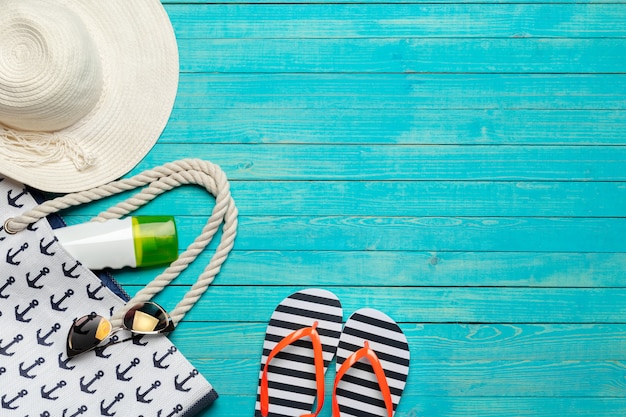 Accessoires de plage sur une table en bois.