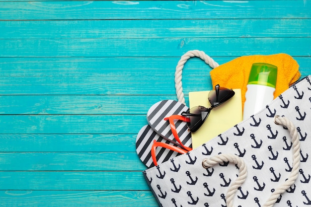 Accessoires de plage sur une table en bois.