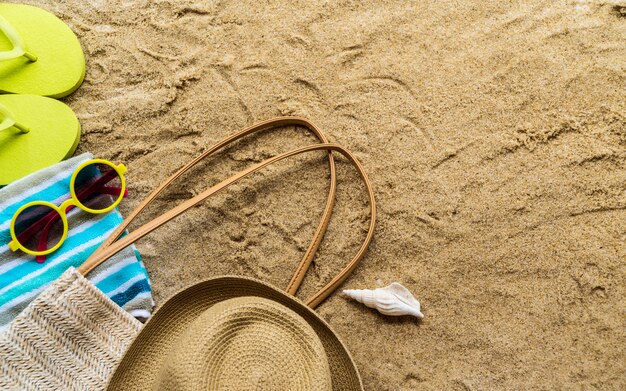 Accessoires de plage sur la table sur la plage - Vacances d&#39;été