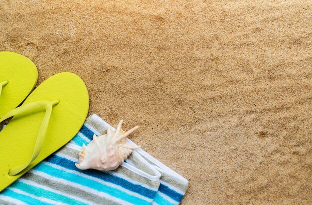 Accessoires de plage sur la table sur la plage