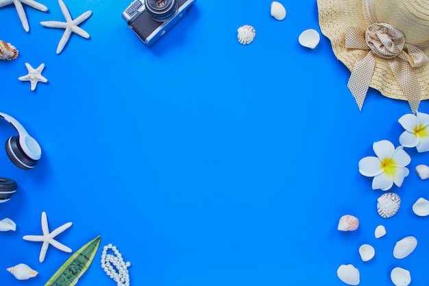 Accessoires de plage voyageur d&#39;été sur fond bleu