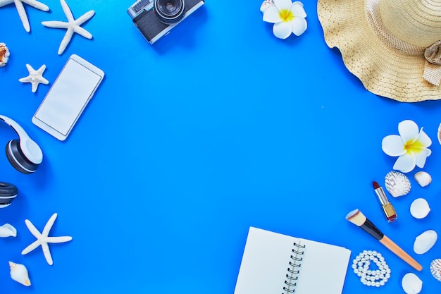 Accessoires de plage voyageur d&#39;été sur fond bleu