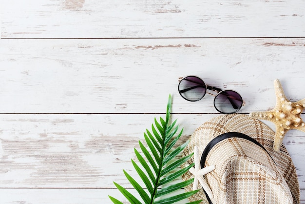 Accessoires de plage sur la vue de dessus de fond en bois blanc Fond de vacances d'été