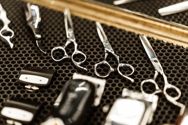 Les accessoires pour les coupes de cheveux sont sur l'étagère dans le salon