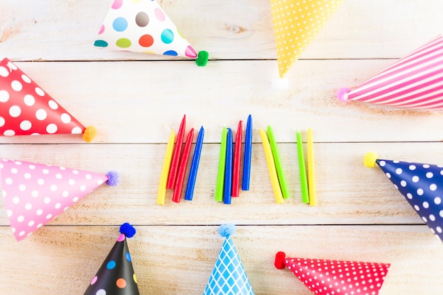 Accessoires pour enfants Fête d'anniversaire sur fond de bois.