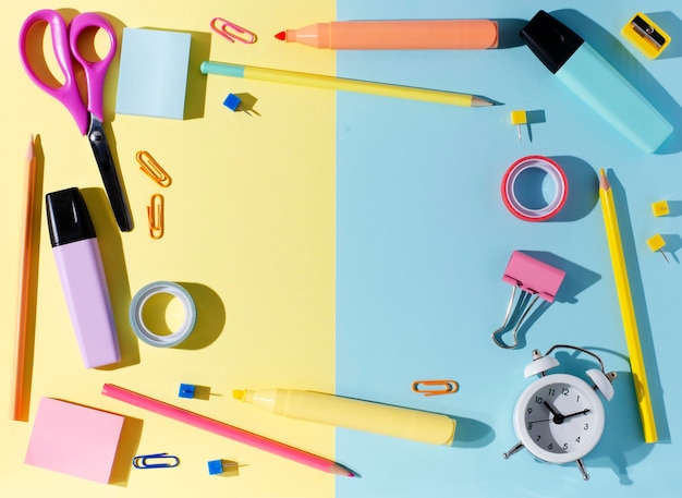 Accessoires pour enfants pour étude, créativité et fournitures de bureau sur fond de papier coloré. Retour au concept de l'école. Copiez l'espace.