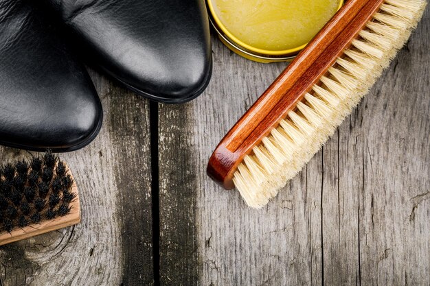 Accessoires pour l'entretien et le nettoyage des chaussures sur une table en bois