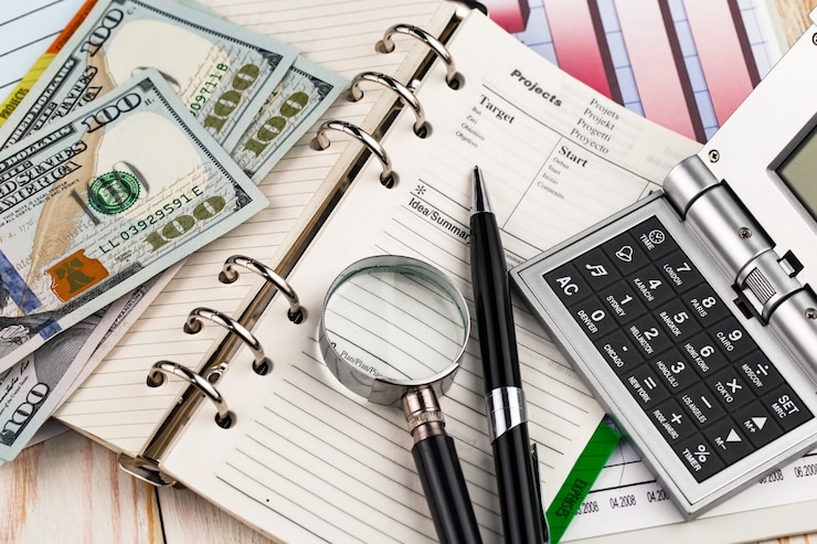 Photo accessoires pour faire des affaires au bureau sur la table