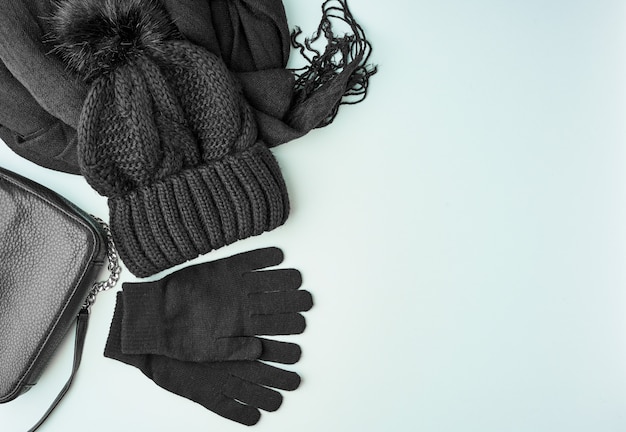 Photo accessoires pour femme chaude hiver ou automne chauds - écharpe, bonnet, sac en tricot noir